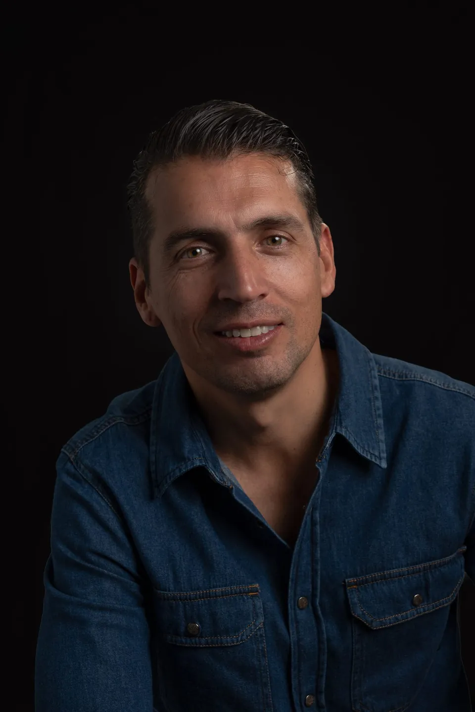 Alejandro Toro, ingeniero civil, retrato sobre fondo oscuro
