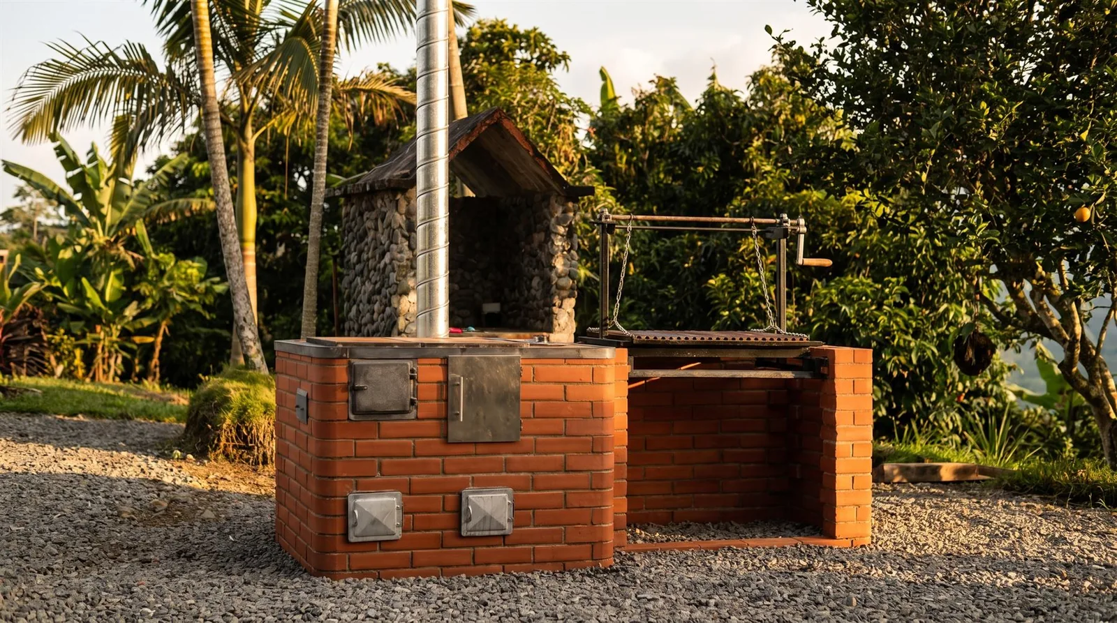 Cocina eficiente terminada, en ladrillo a la vista, junto al jardín de la finca