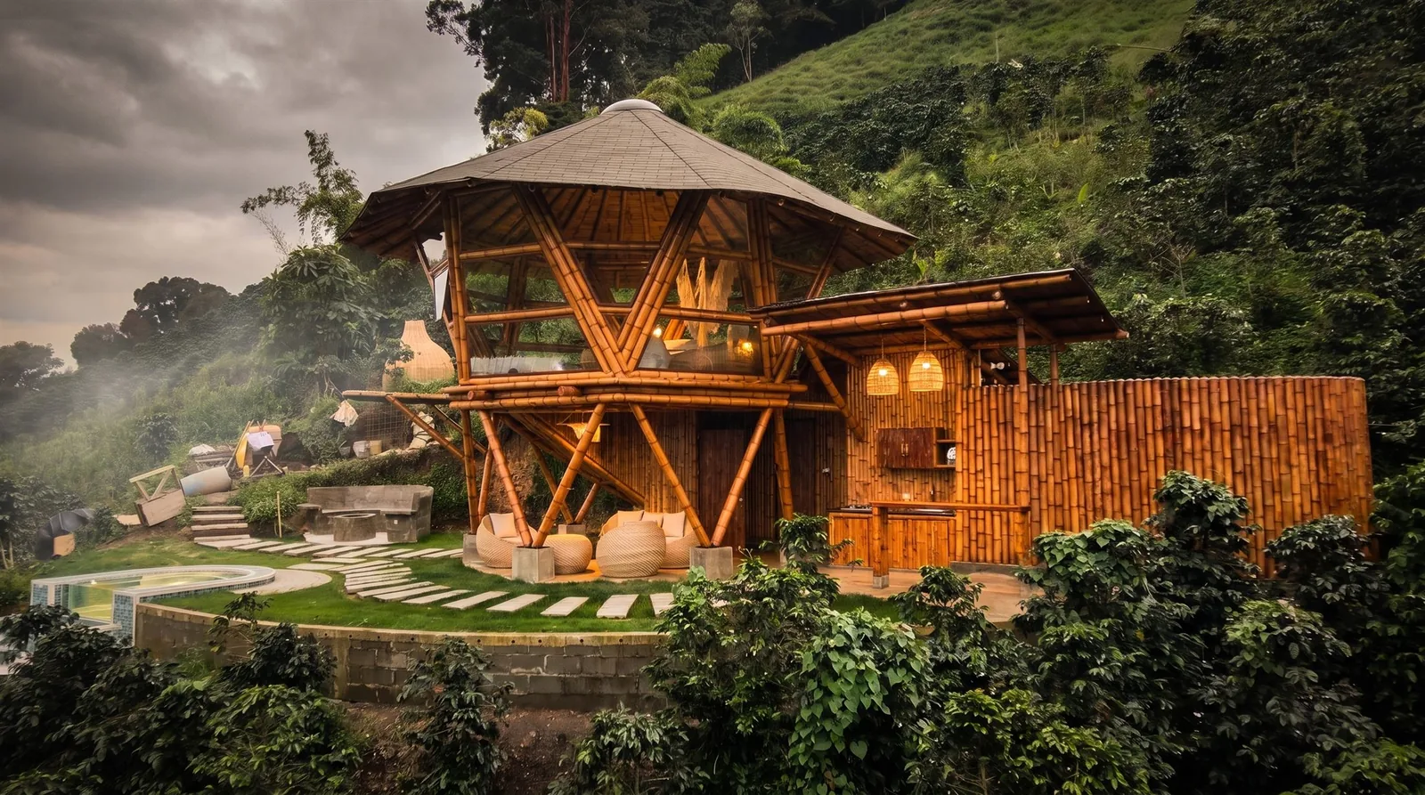 Glamping en guadua iluminado al atardecer, entre montañas del Eje Cafetero