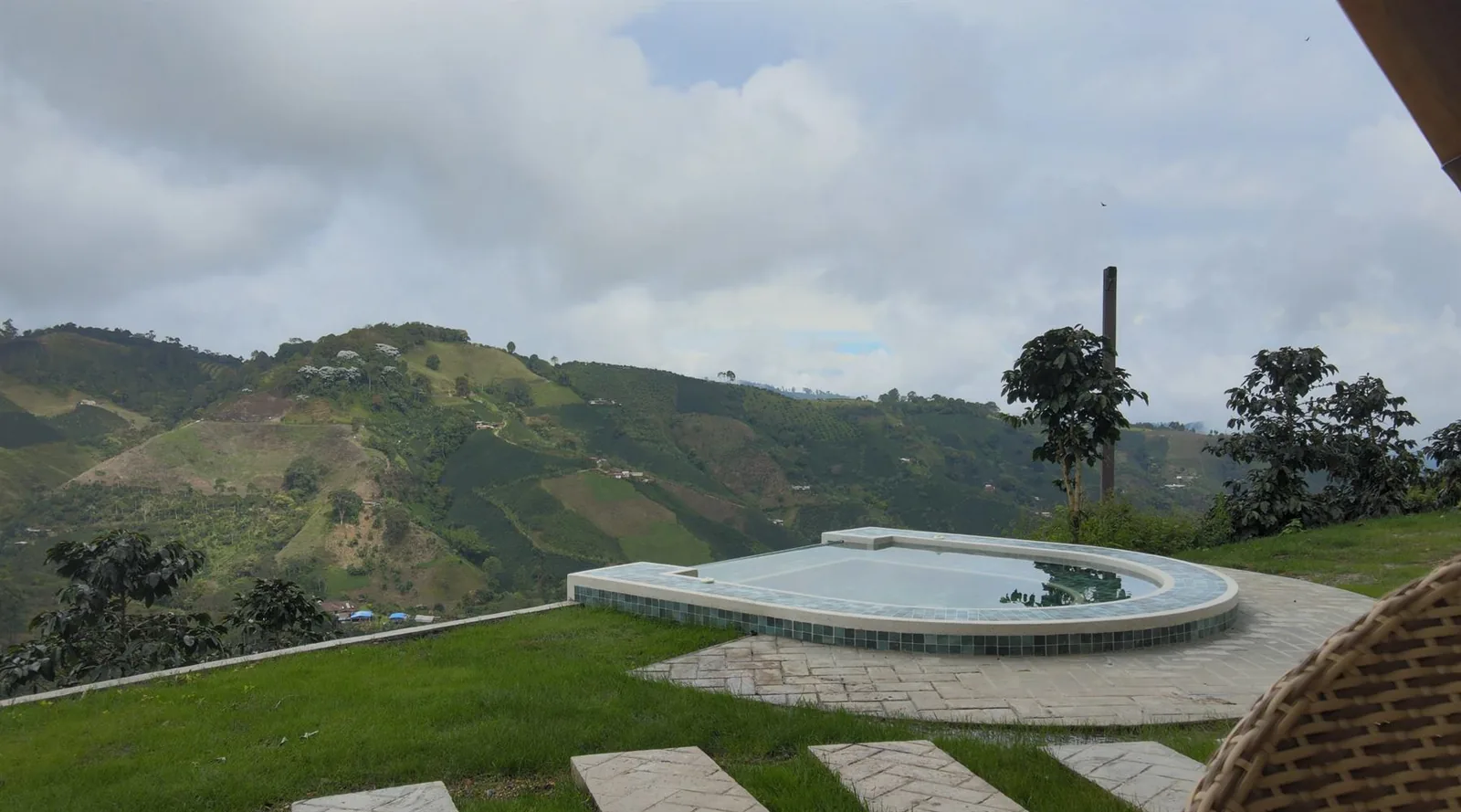 Jacuzzi en herradura al borde de la montaña, frente a los cafetales