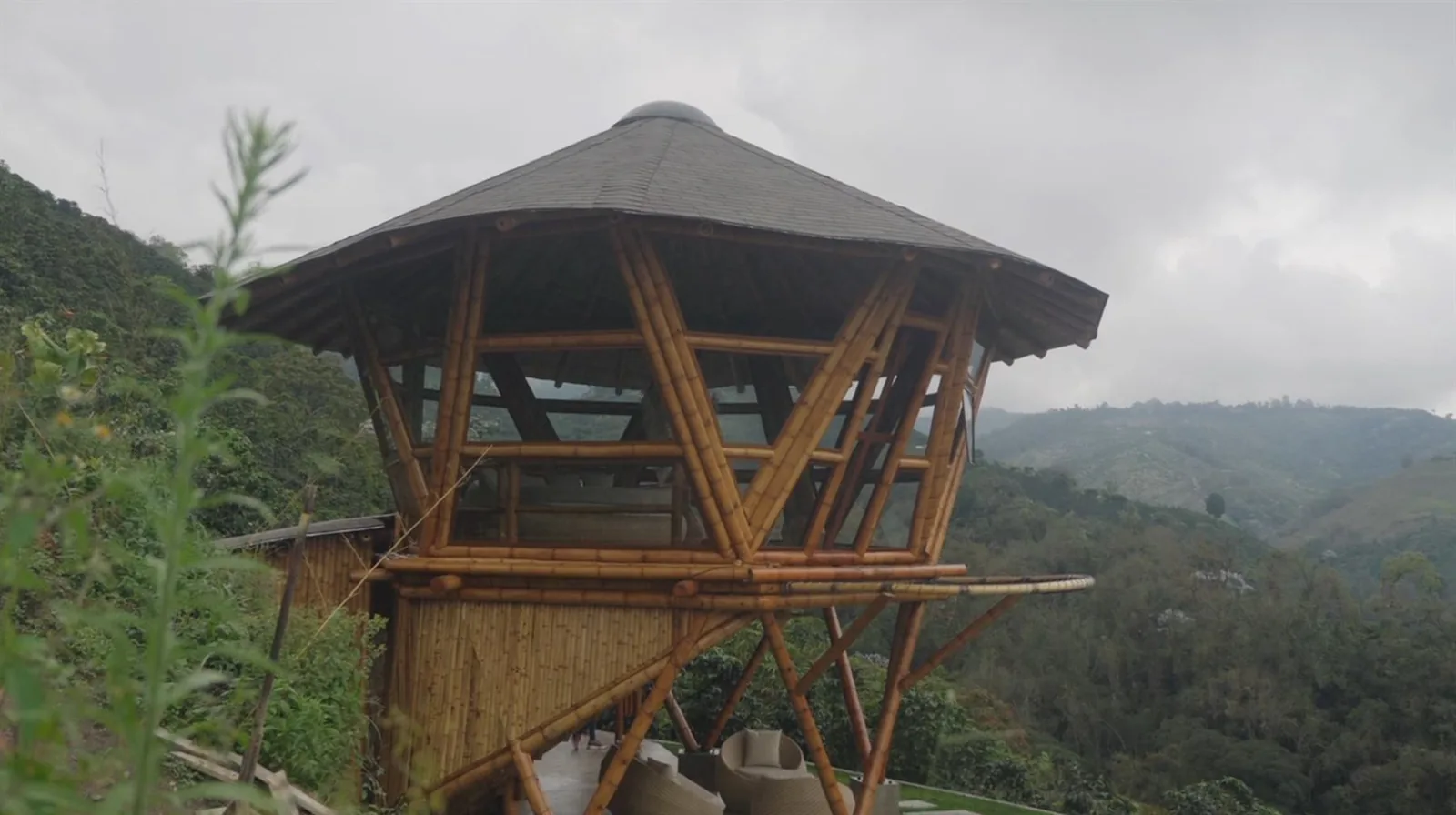 El glamping de guadua entre la niebla de la cordillera