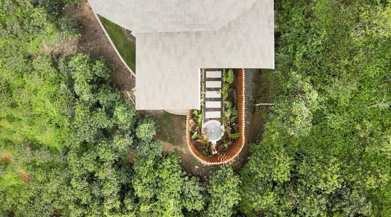 Vista aérea del sendero de piedra y la jardinera que abraza la cabaña